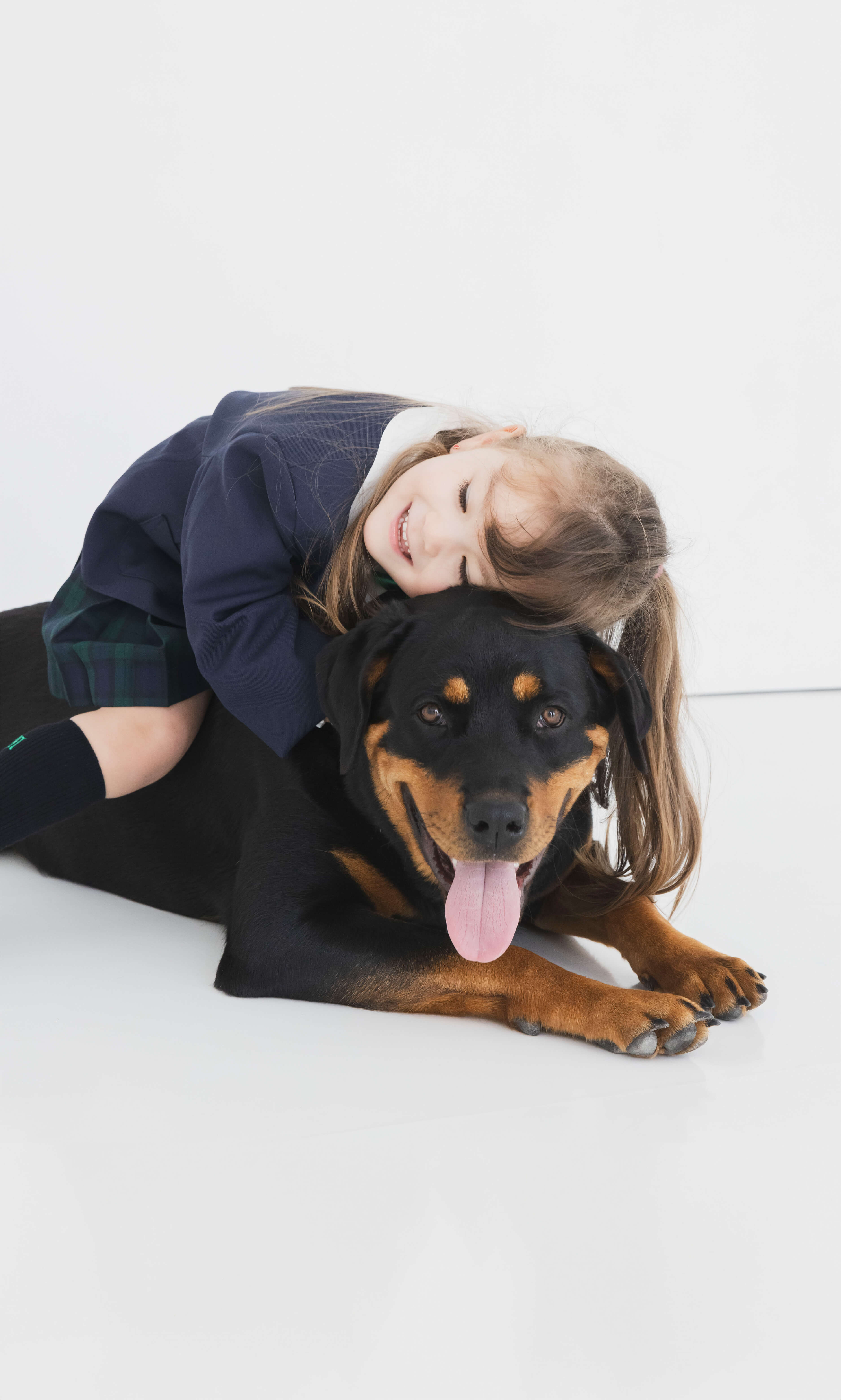 犬に小さな女の子が乗っている様子